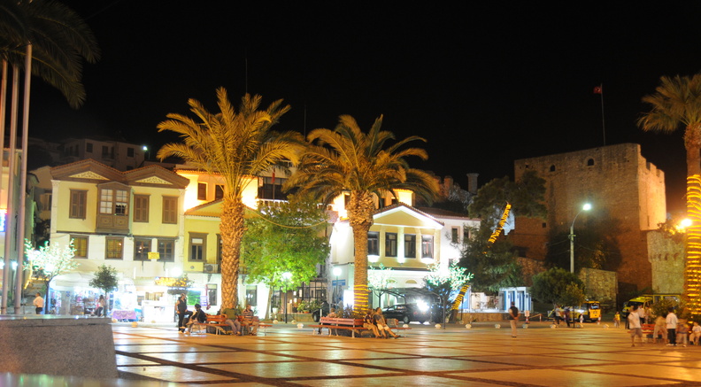 downtown-cesme-after-dinner-the-town-lights-redefine-the-towns-character_6447727157_o.jpg